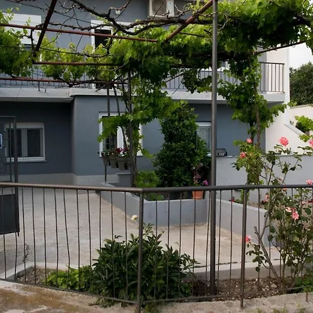 Bruna-balcony & Free Parking Near Split Apartman